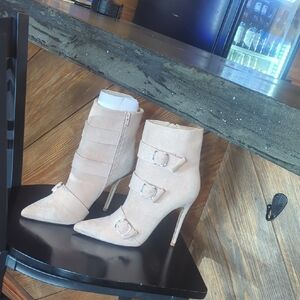 Like New Elegant Tan Ankle Boots